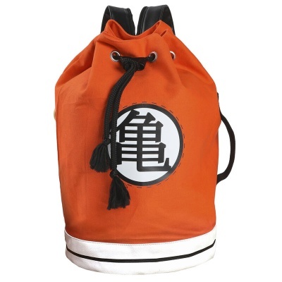 mochila laranja com cordão preto e símbolo preto dentro de círculo branco