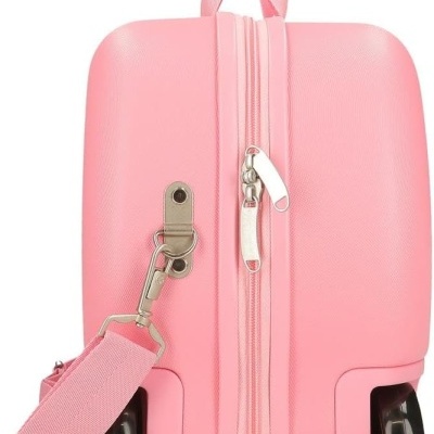 Mala de viagem cor de rosa com alças e rodas pretas.