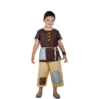 Fato infantil castanho e bege com remendos coloridos usado por criança