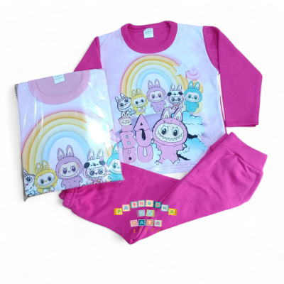 Pijama infantil cor-de-rosa com personagens animadas e arco-íris