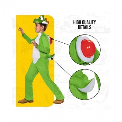 Criança fantasiada de Yoshi verde com capacete e cauda, mostrando detalhes da fantasia.