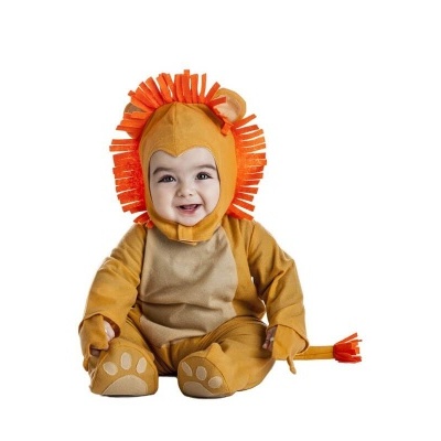 bebé vestido com fato de leão castanho e laranja sentado