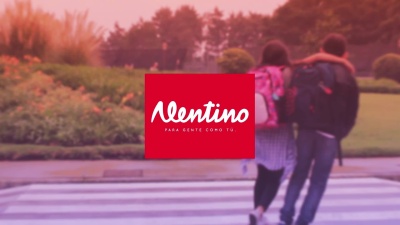 Logótipo Valentino e duas pessoas a atravessar passadeira numa zona ajardinada