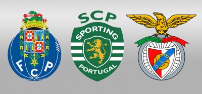 Três emblemas de clubes de futebol de Portugal: F.C. Porto, Sporting CP e Benfica sobre fundo cinzento