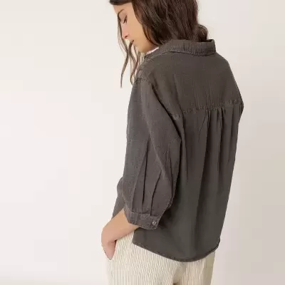 Blusa cinza escura de manga 3/4 com prega e botão vista de costas