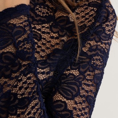 Manga comprida em renda azul escura com padrão floral transparente