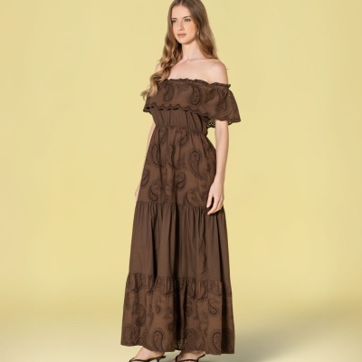 Vestido longo castanho bordado com padrão cachemira e decote ombro a ombro