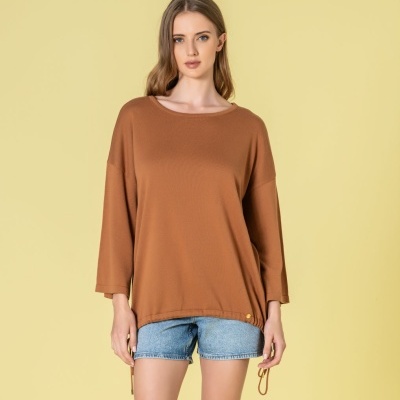 Moda feminina com camisola castanha de mangas 3/4 e calções de ganga azul