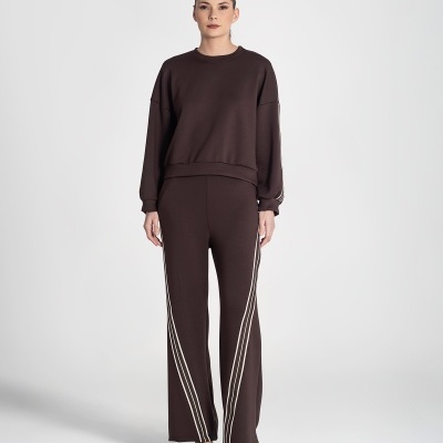 Fato de treino castanho escuro com riscas brancas diagonais e sapatos brancos