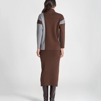 Conjunto de malha castanho e cinzento com saia e camisola de gola alta