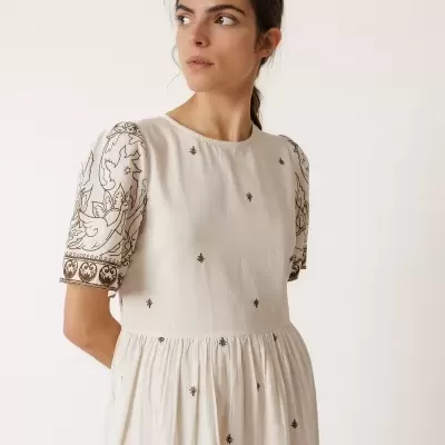 Vestido branco com bordados castanhos e mangas curtas bufantes