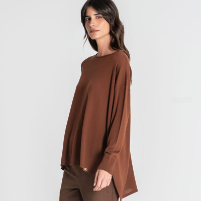 Camisola feminina castanha manga comprida corte assimétrico fundo branco