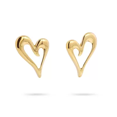 Brincos dourados em forma de coração estilizado em fundo branco