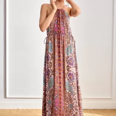 Vestido comprido com padrão floral em tons de rosa, azul e laranja