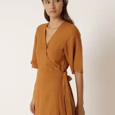 Vestido envelope castanho com cinto e mangas médias em modelo