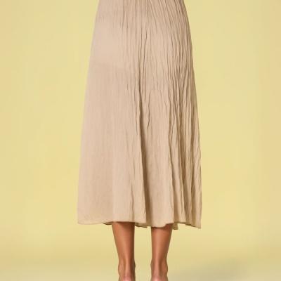 Saia midi bege com textura enrugada vista de trás.