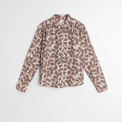 Camisa estampada de manga comprida com padrão de folhas castanhas e pretas