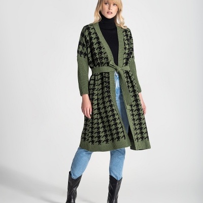Casaco longo de malha verde com padrão preto e cinto