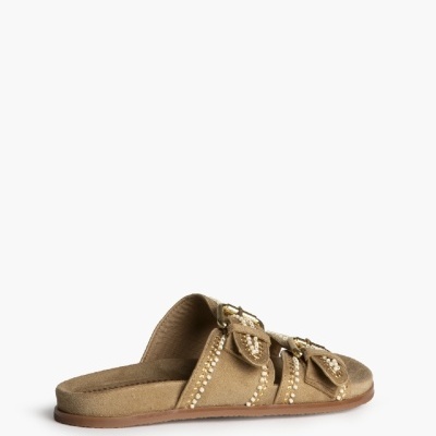 Chinelo bege com tiras e tachas douradas