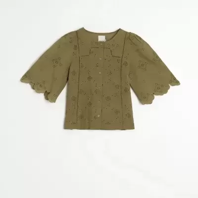 Blusa feminina verde-oliva com bordado inglês e botões frontais