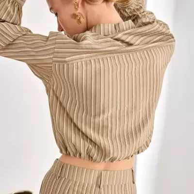 Conjunto feminino bege às riscas vista de costas