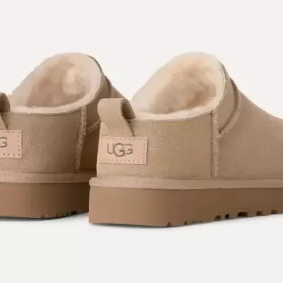 Pantufas castanhas claras UGG com pelo interior e sola castanha