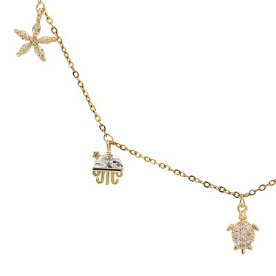 Colar dourado com pendentes marinhos e pedras brilhantes