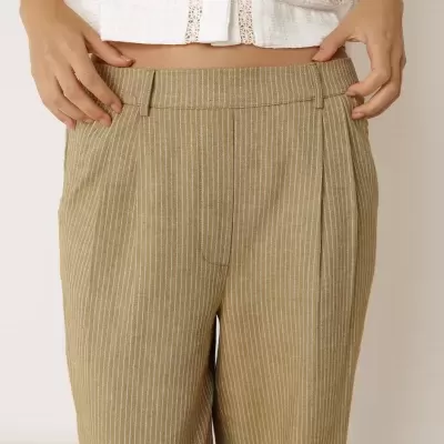 Calças bege às riscas com camisa branca com renda