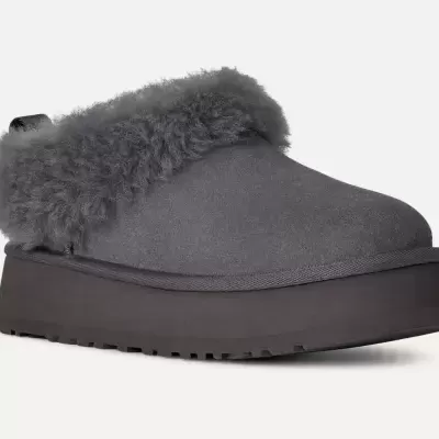 Pantufa cinzenta com solado preto e gola de lã