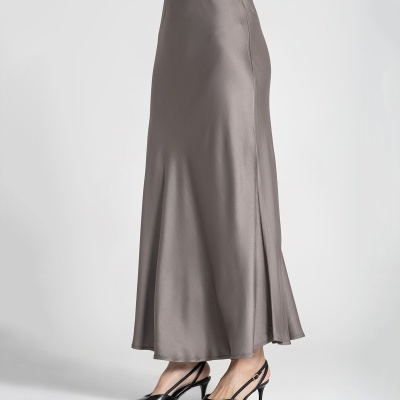 Saia comprida taupe acetinada com sapatos pretos de salto médio