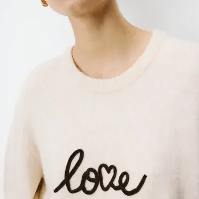 Camisola creme felpuda com palavra love bordada a preto e gola redonda