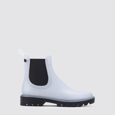 Bota estilo Chelsea translúcida prateada com painel elástico preto e sola preta