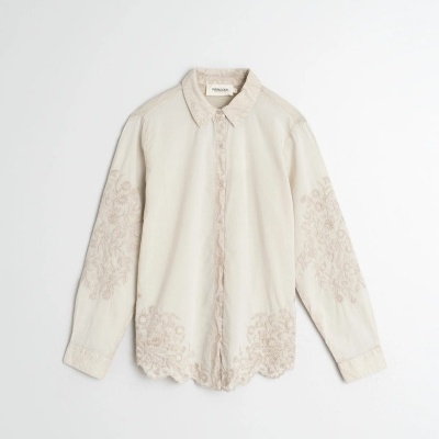 Camisa bege clara de manga comprida com bordados florais e gola clássica