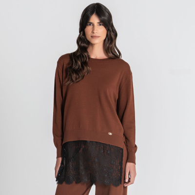 Mulher com conjunto castanho e renda preta