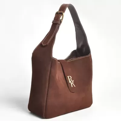 Mala de ombro em camurça castanha com alça ajustável e letras douradas RXK