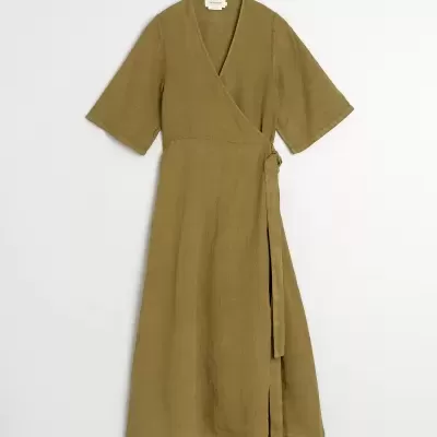 Vestido verde-oliva tipo kimono com manga curta e faixa de amarração lateral.