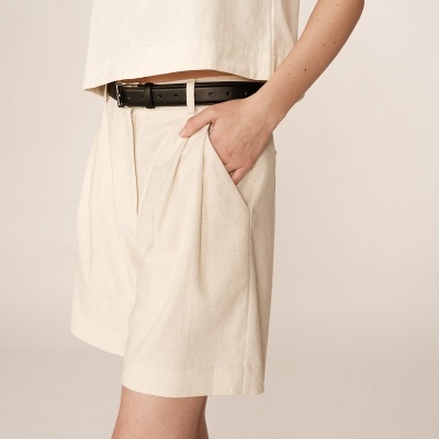 Bermuda bege claro com cinto preto e top creme