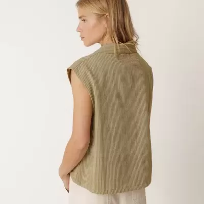 Top feminino verde-oliva de riscas finas vista traseira