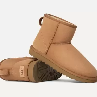 Botas camel UGG em camurça com sola castanha e interior forrado