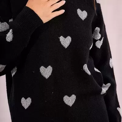 Camisola preta com corações brancos em malha