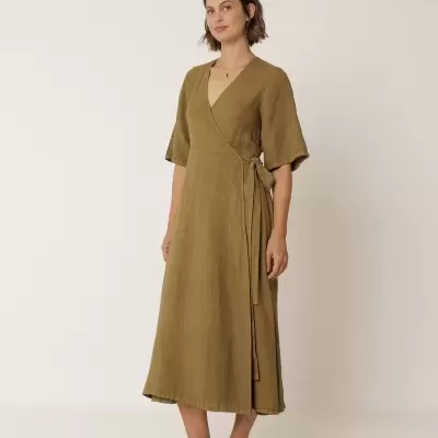 Vestido midi verde oliva com mangas curtas largas e cinto lateral.