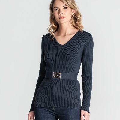 Camisola de malha preta com cinto e calças de ganga escuras em fundo branco