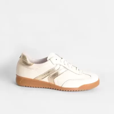 Ténis branco com detalhes dourados e sola castanha