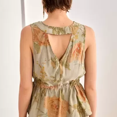 Blusa floral cinza claro com decote triangular nas costas e cintura franzida