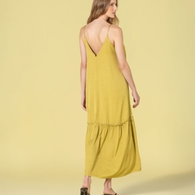 vestido comprido amarelo com alças finas e decote em V nas costas