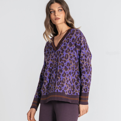 Top de malha roxo com padrão animal print e decote em V