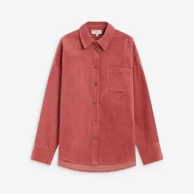 Camisa rosa de veludo cotelê com botões e bolso no peito