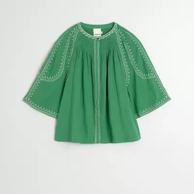 Blusa verde com bordados brancos e mangas largas