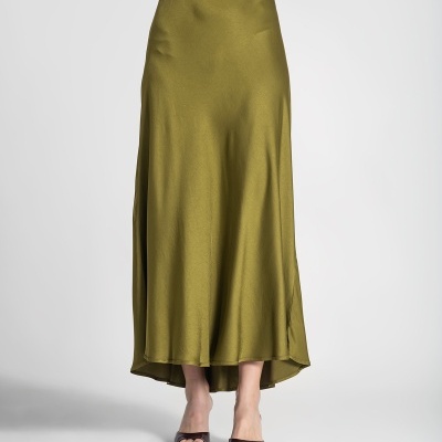 Saia comprida verde-oliva com corte assimétrico e sandálias de salto castanhas