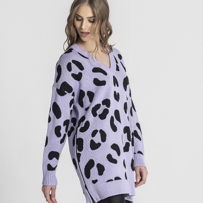 Camisola oversized roxa com manchas pretas e gola em V